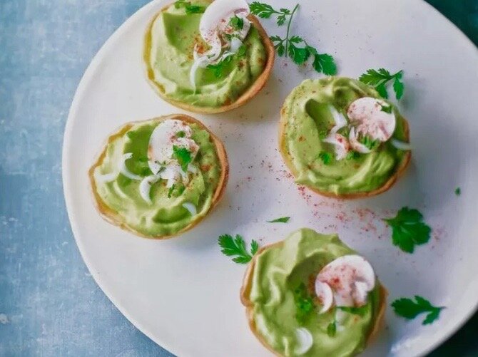 Мусс из авокадо с шампиньонами и креветками.
