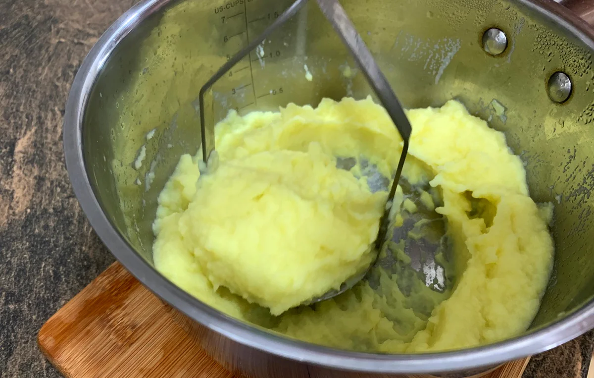 Картофельное пюре на воде с маслом. Пюре в кастрюле. Картофельное пюре. Приготовление пюре. Картофельное пюре в кастрюле.