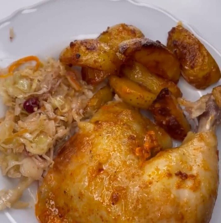 Запечённая курочка с квашенной капустой