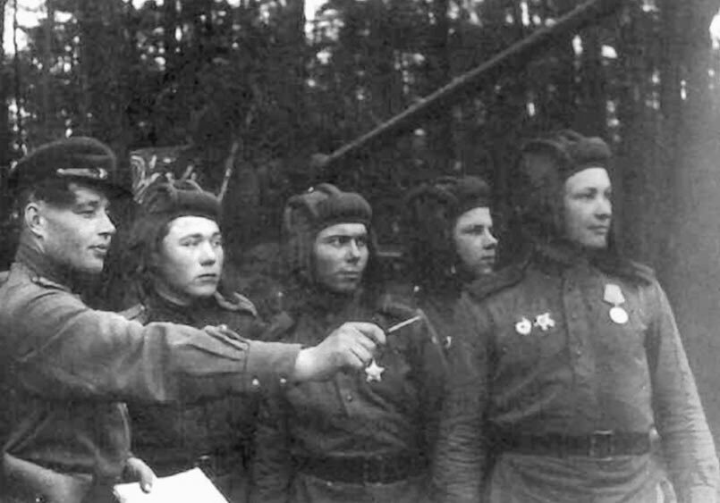 Танкисты обсуждают задачу.