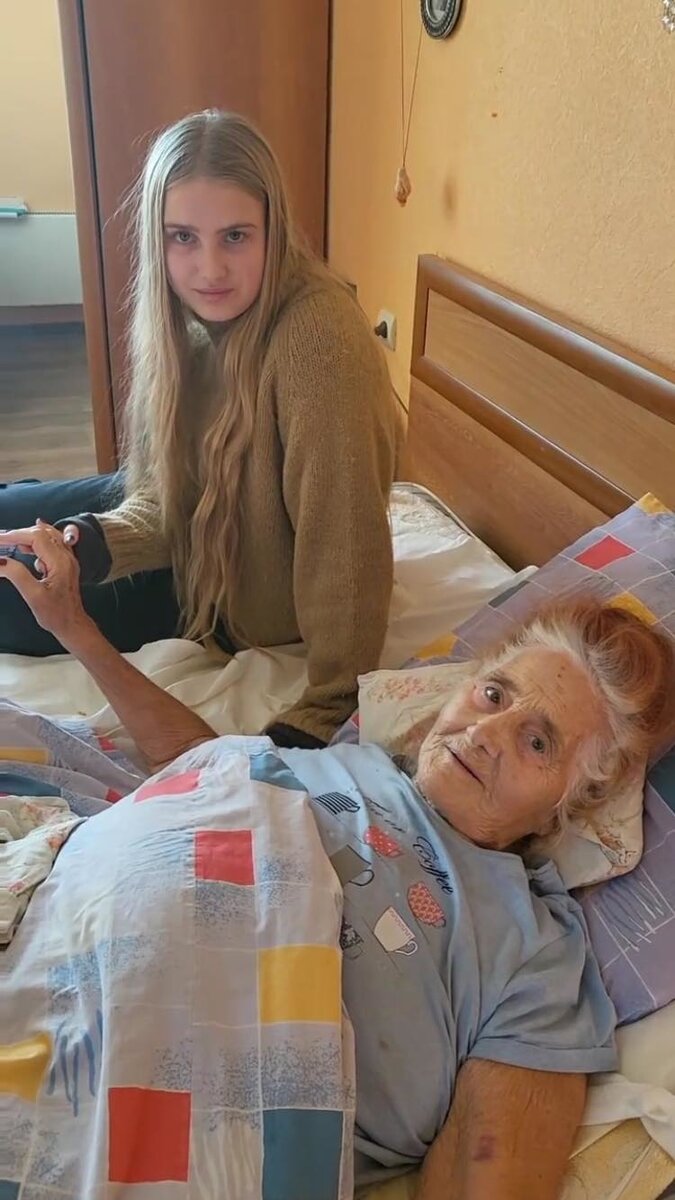 Бабушка Натальи Водяновой - Лариса Гавриловна с правнучкой Невой
