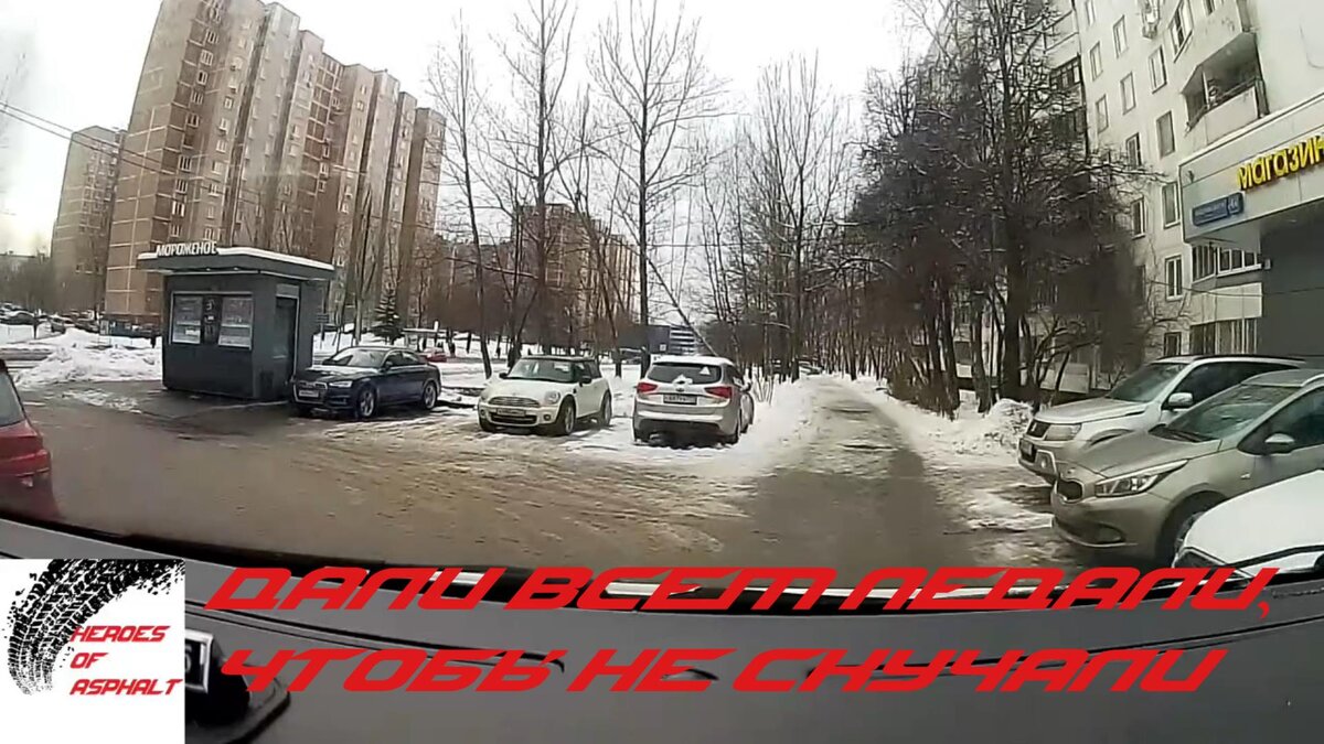 - Ну, что, давай, поехали! - Как я тебе поеду? У нас в автошколе было три педали, а у тебя тут две!
- У меня автомат!
- Не угрожай мне! 
Вполне себе реальный диалог, учитывая то, что во многих странах мира существуют курсы вождения автомобиля для тех, у кого уже есть права. 
