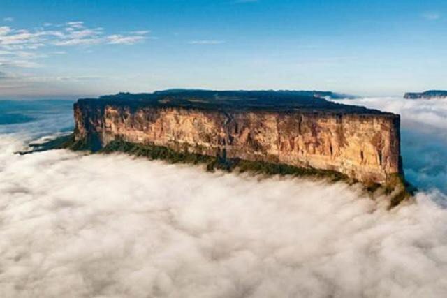 Вершина горы Рорайма, окутанная туманом. Фото: АО
