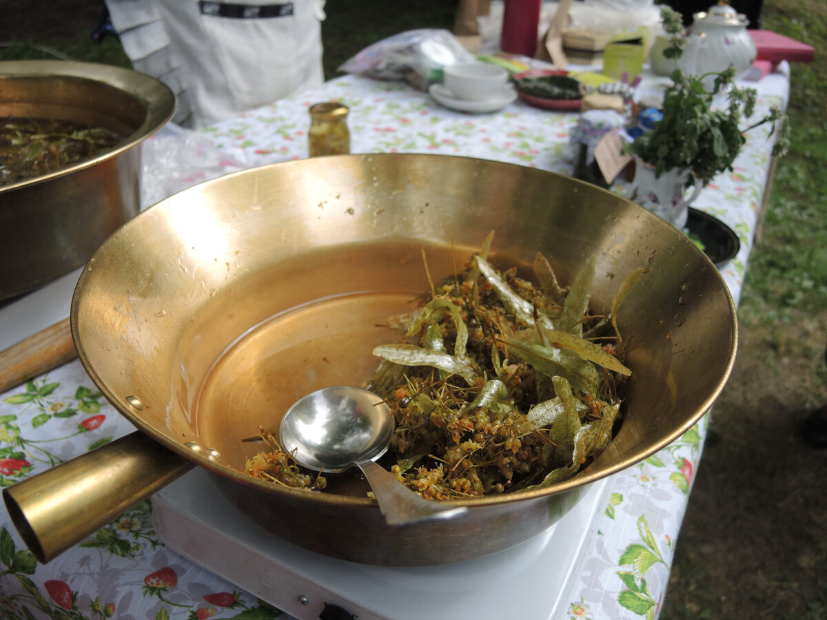 Липовый чай это производная липового вареного меда. Т.е. варенья, сваренного из липового цвета. 