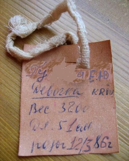 Такие нехитрые "стикеры" вешали нашим детям в те далекие уже времена в советских роддомах. материал- клеенка медицинская. Обычная шариковая ручка. Личное фото.