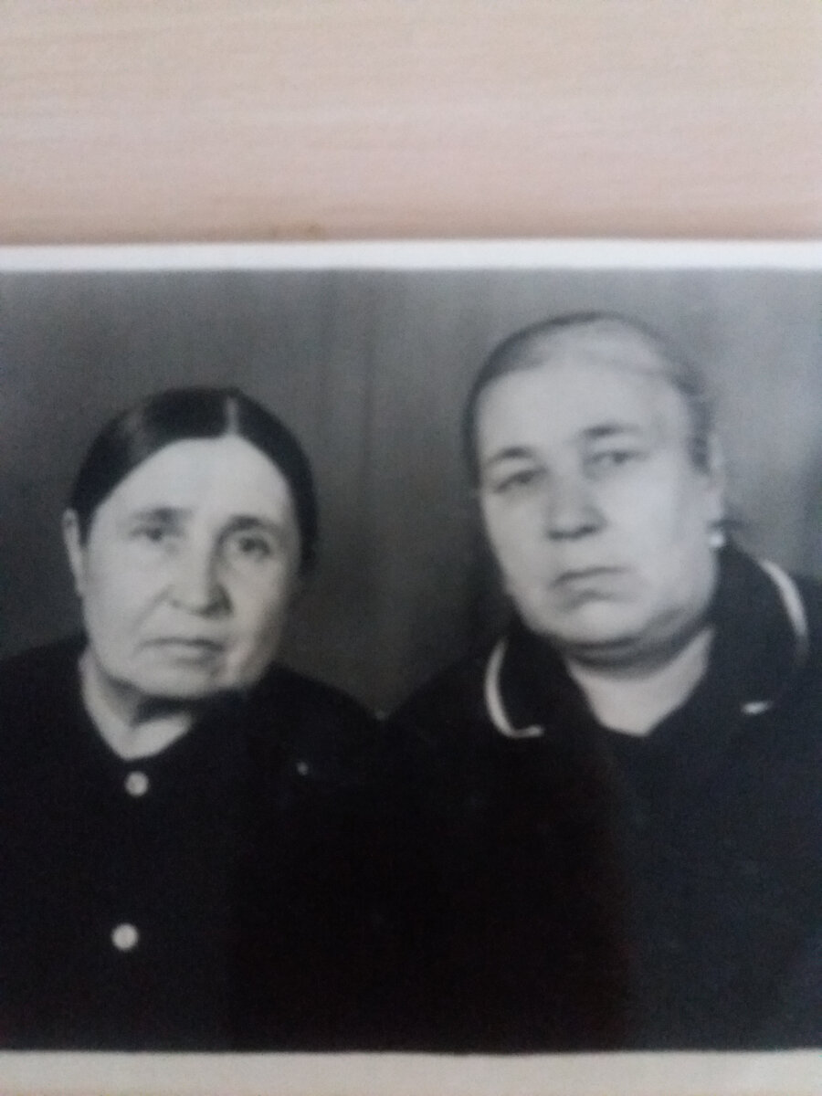 Справа налево бабушка Уля и моя бабушка Аня