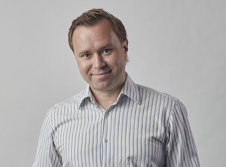 Денис Песков, книжный обозреватель Forbes Russia, ведущий телеграм- и инстаграм-каналов KNIGSOVET, книжный продюсер нон-фикшн-серии «Кругозор Дениса Пескова» в издательстве «Бомбора» и шеф-редактор издательства Студии Артемия Лебедева.