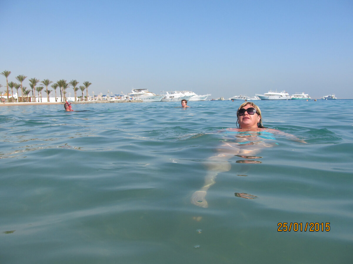 В море тепло, водичка прозрачная, а солнце жаркое.