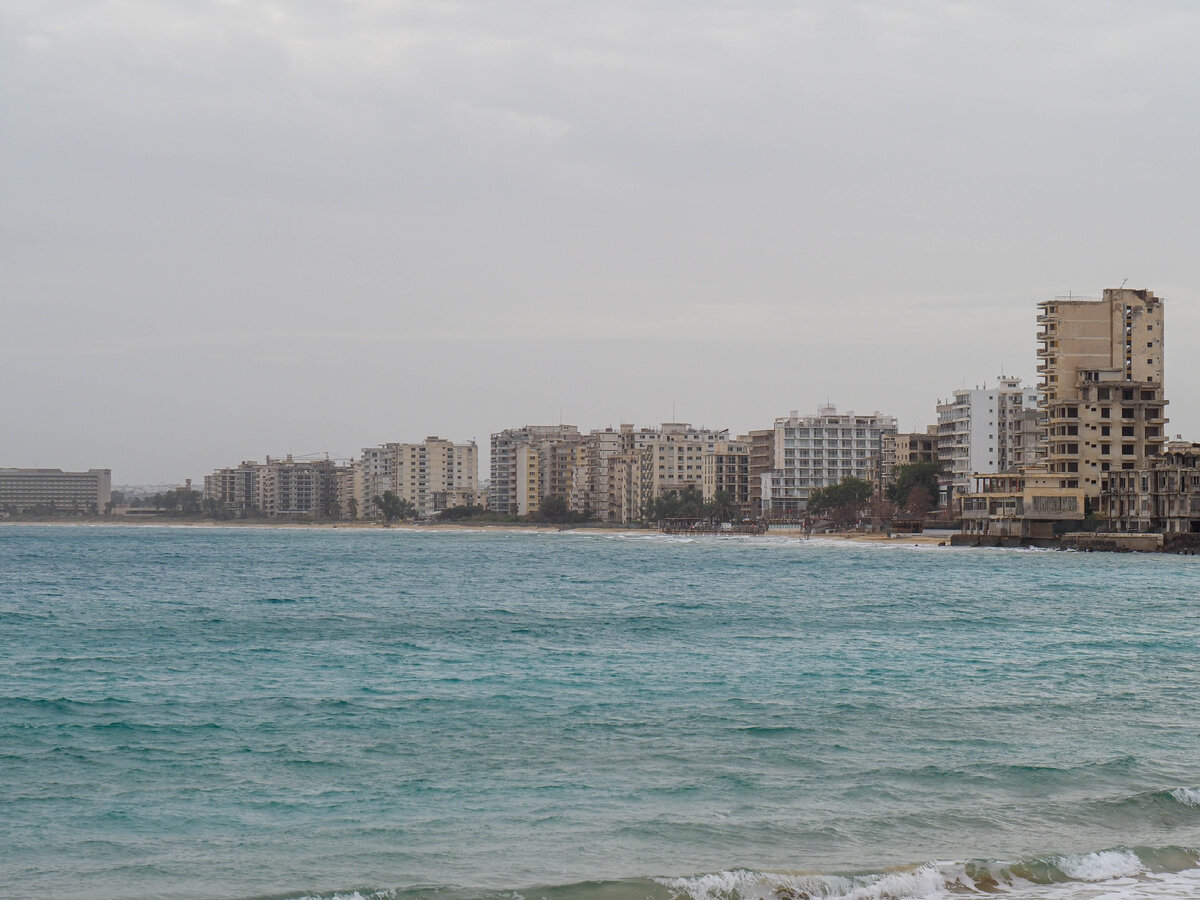 Разоренные остовы домов и отелей выходят на пляж. Когда-то здесь кипела туристическая жизнь