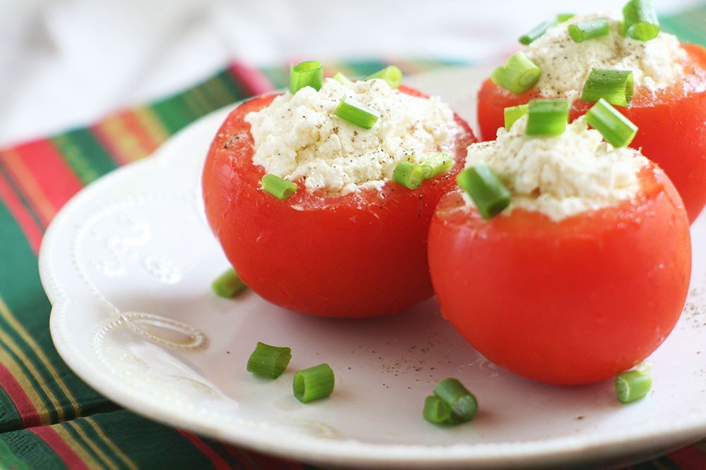 Перец, фаршированный брынзой и помидорами. Перец фаршированный брынзой и яйцами. Помидоры фаршированные брынзой. Перец фаршированный брынзой. Помидоры фаршированные по молдавски.