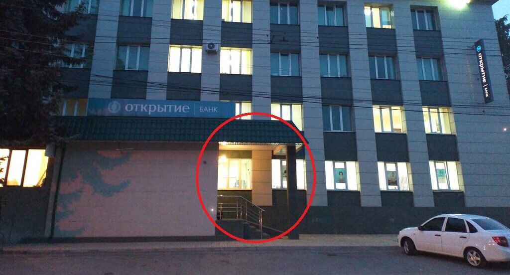 Парадный вход в банк