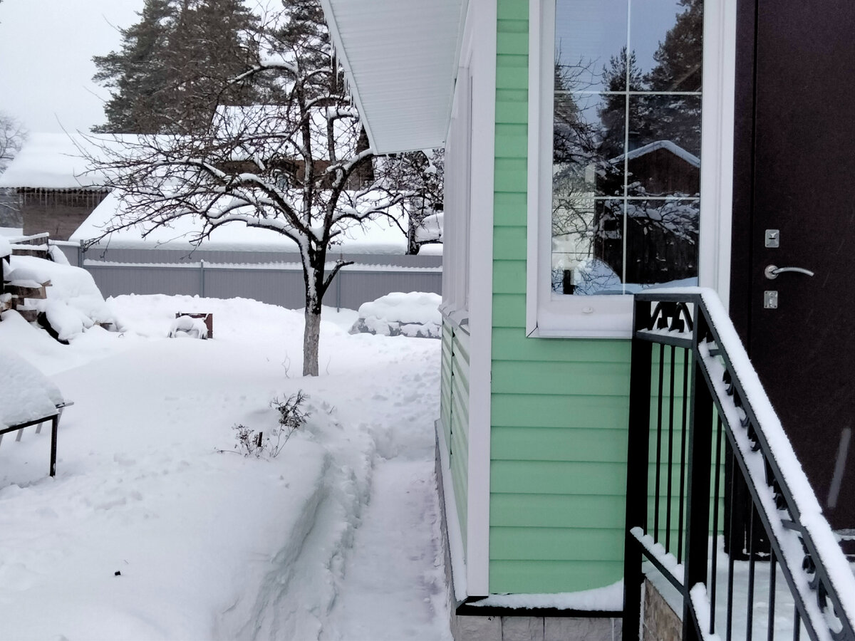 Свесы веранды защищают дорожку вдоль пристройки