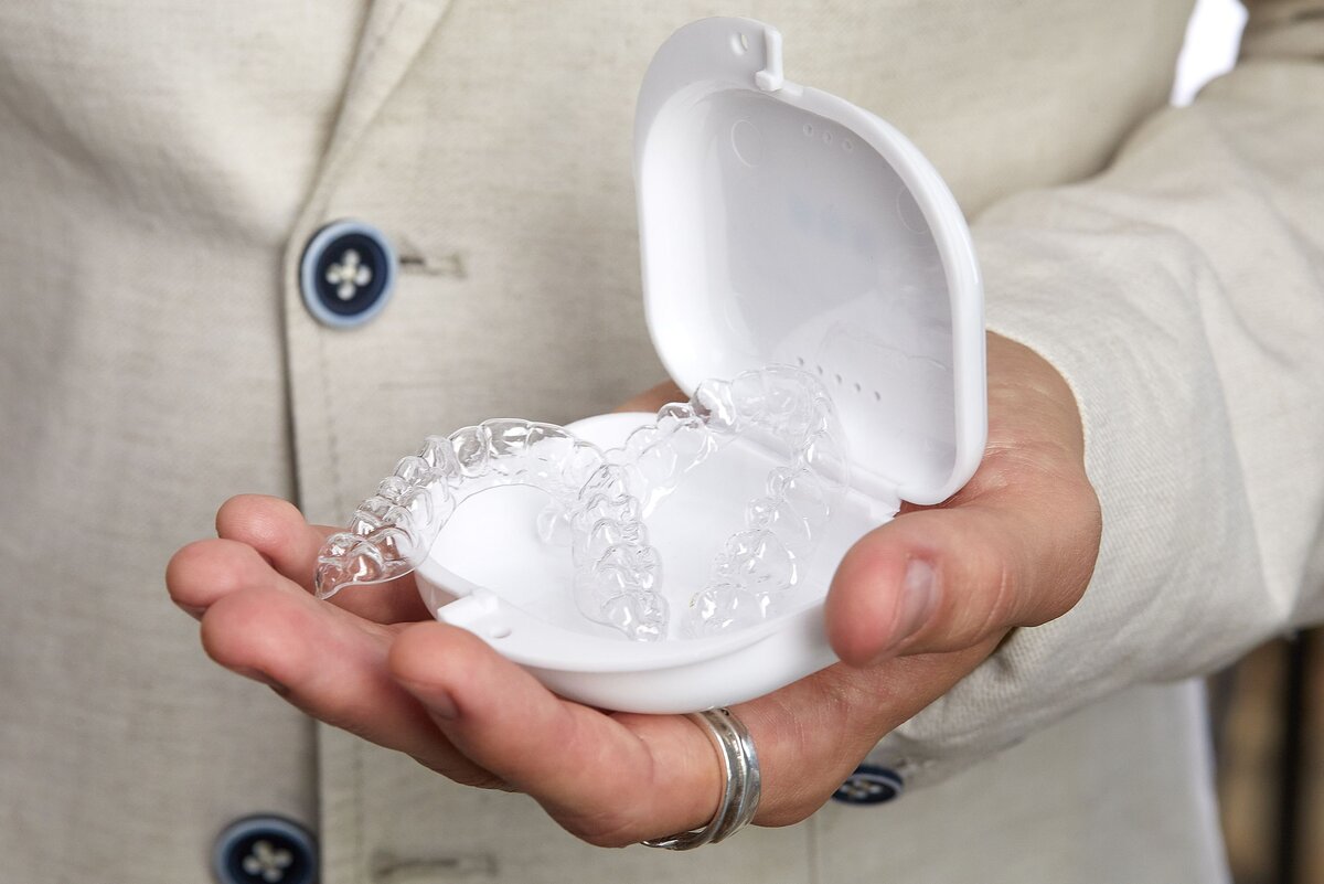 Комплект прозрачных элайнеров для выравнивания зубов и исправления прикуса.