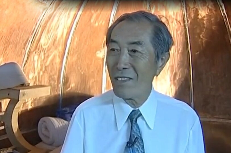 Цзян Каньчжен внутри своего биотрона.