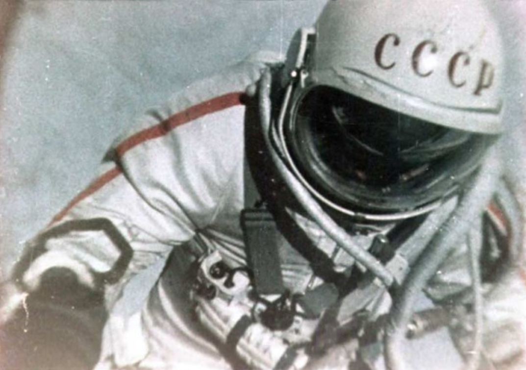 Кто был первым в открытом космосе. Космонавт Леонов в открытом космосе. Леонов космонавт выход в космос.