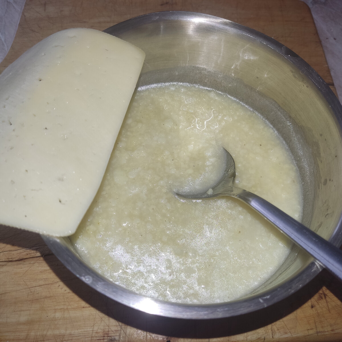 Пшеная каша и кусочек сыра