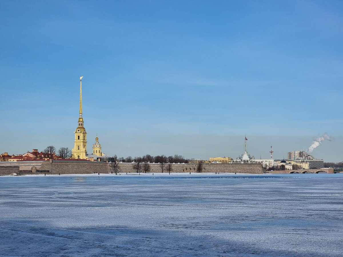 Шпиль Петропавловки виден почти отовсюду в центре Санкт-Петербурга