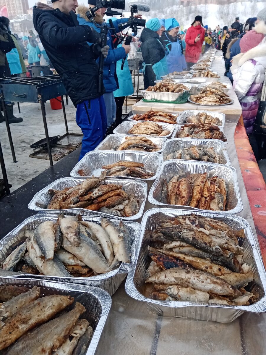 Жареная ряпушка складывается штабелями