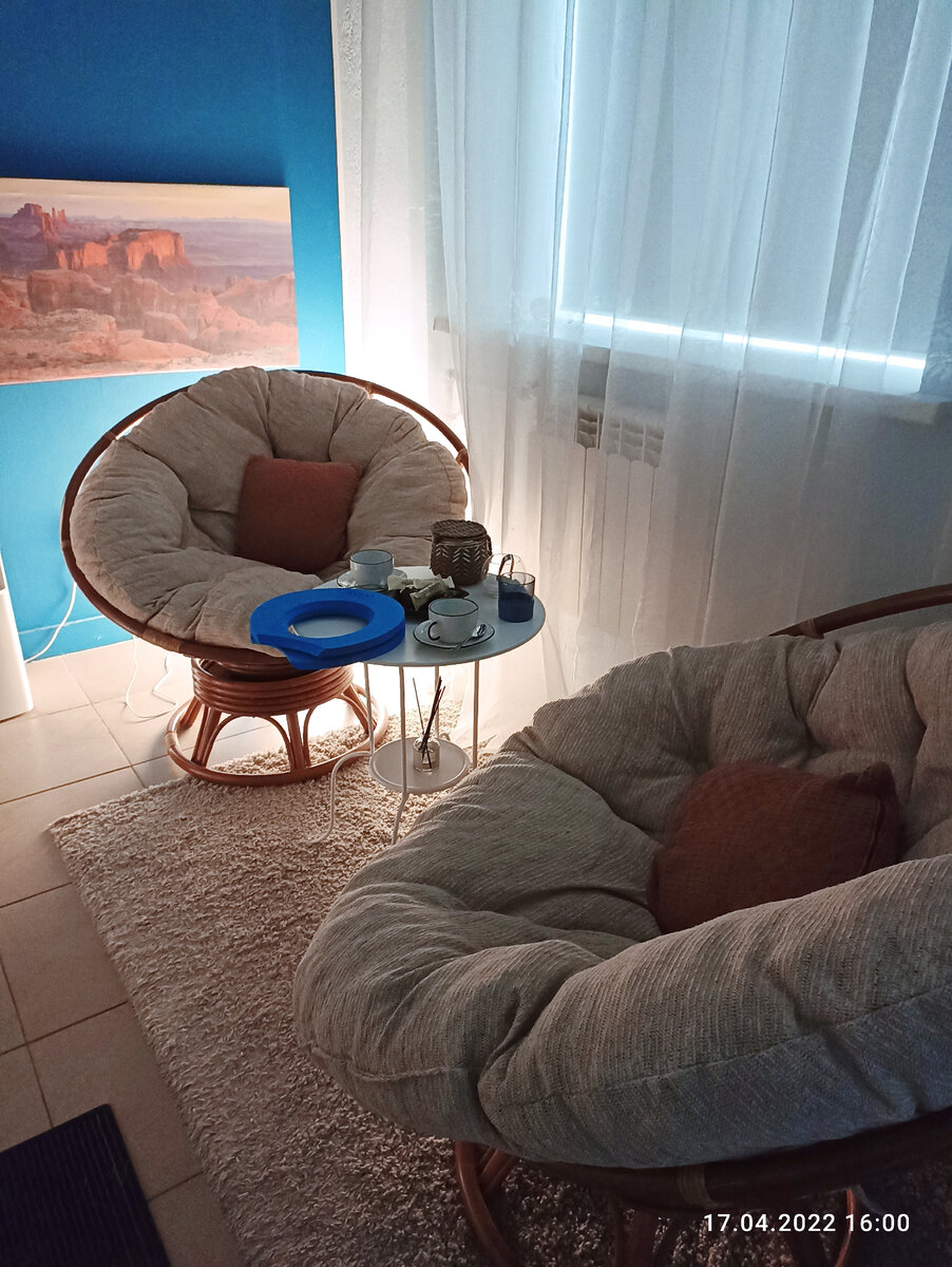 Синие круги на столике – это подголовники, на которые кладётся голова в воде. 