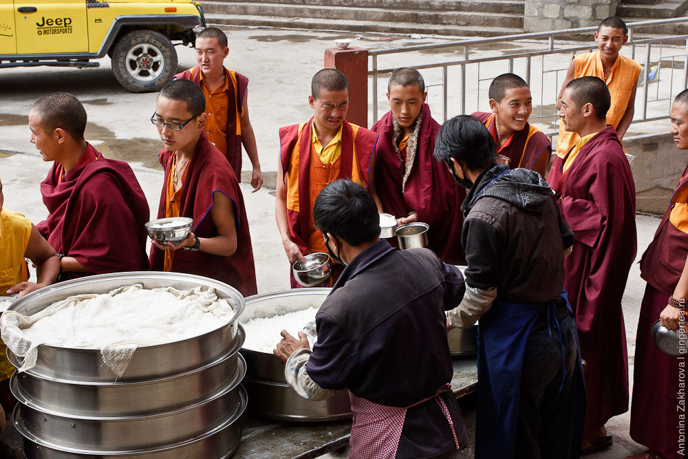 Монахи едят мясо. Тибетские монахи. Тибет монахи. Пища тибетских монахов. Еда буддийских монахов.