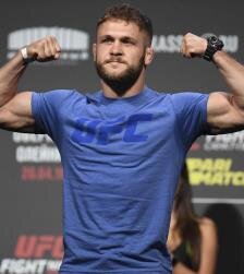 Рафаэль Физиев в апреле 2019 года дебютировал в UFC, за полторы минуты уступив нокаутом Магомеду Мустафаеву (14-3). После этого Физиев победил единогласным решением Алекса Уайта (14-6) и Марка Диакизи (15-5) и заявил о себе, отправив в нокаут Ренато Мойкано (16-5-1). В 2021 году Физиев в равном поединке одолел решением Бобби Грина (29-13-1) и нокаутировал Брэда Ридделла (10-2).

8 из 11 выигранных Физиевым поединков закончились досрочно, причем 7 из них – нокаутом.

На сегодняшний день Рафаэлю Физиеву 29 лет, его рост составляет 173 см, опыт выступлений в проф. ММА — 6,5 лет.