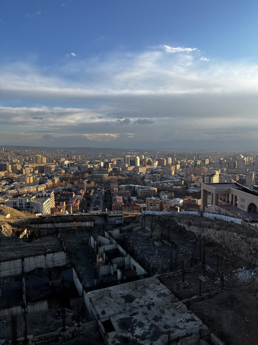 Памятник 50-летия Октябрьской революции.