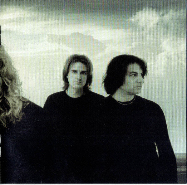 Источник: https://i.discogs.com/sni6HXyAVN4j63bAYm3yjDlchzOqy9mYDJ4laJGJq54/rs:fit/g:sm/q:90/h:593/w:600/czM6Ly9kaXNjb2dz/LWRhdGFiYXNlLWlt/YWdlcy9SLTM3ODkw/MS0xNjMzMjQ3ODgz/LTcwMzcuanBlZw.jpeg