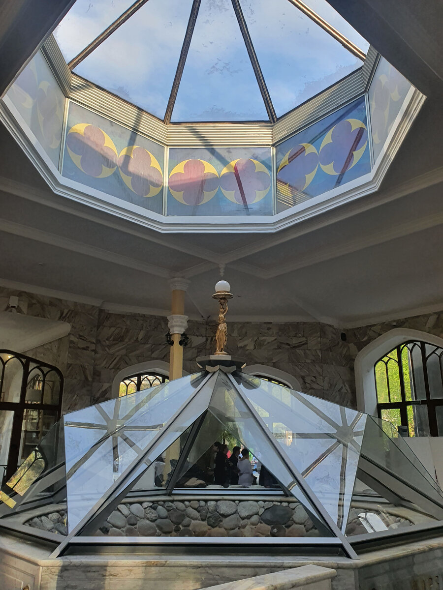 Источник нарзана: внутри видны пузырьки нарзана