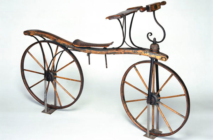 Барону Карлу фон Дрейсу во Франции приписывают изобретение "Хобби" или "Денди-лошади", предшественника велосипеда, в 1817 году.