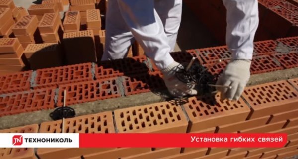 Интересно, сколько лет простоит полая кирпичная стена на таких "гибких связях", пока не обрушится?