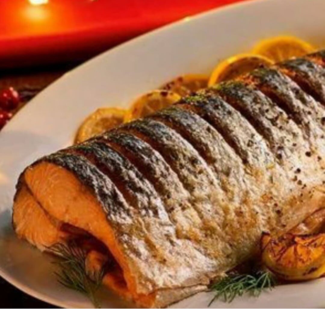 Как приготовить горбушу целиком вкусно в духовке. Горбуша целиком в духовке сочная. Лосось запеченный целиком. Как приготовить горбушу целиком вкусно в духовке. Рыба лакомка в духовке.