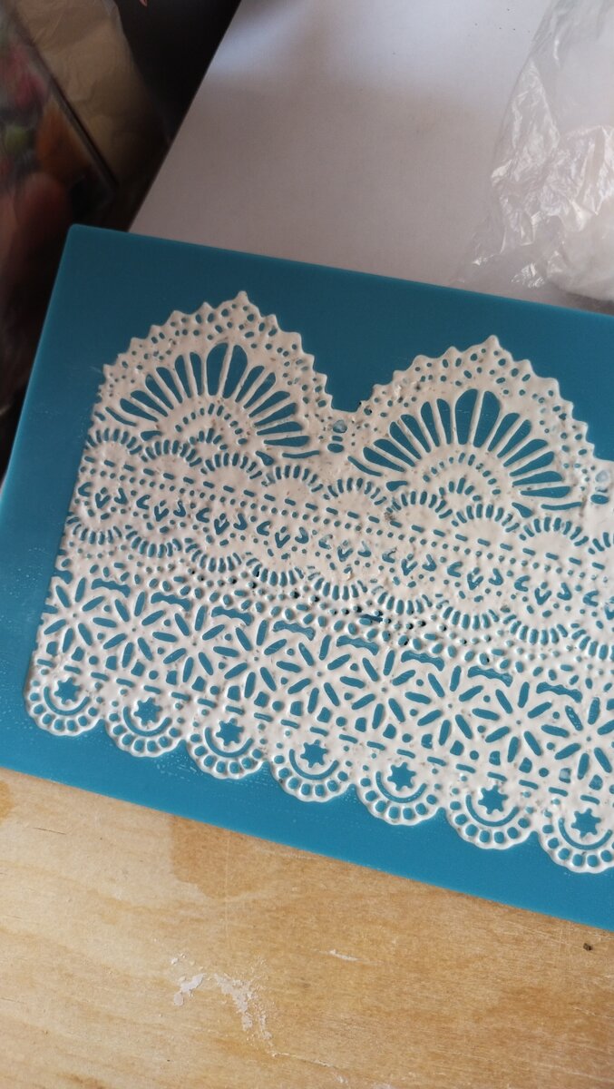 Заранее подготовила такое кружево на коврике из айсинга. Айсинг сделала сама. Для этого долго пробовала разные рецепты. И стало получаться. 
