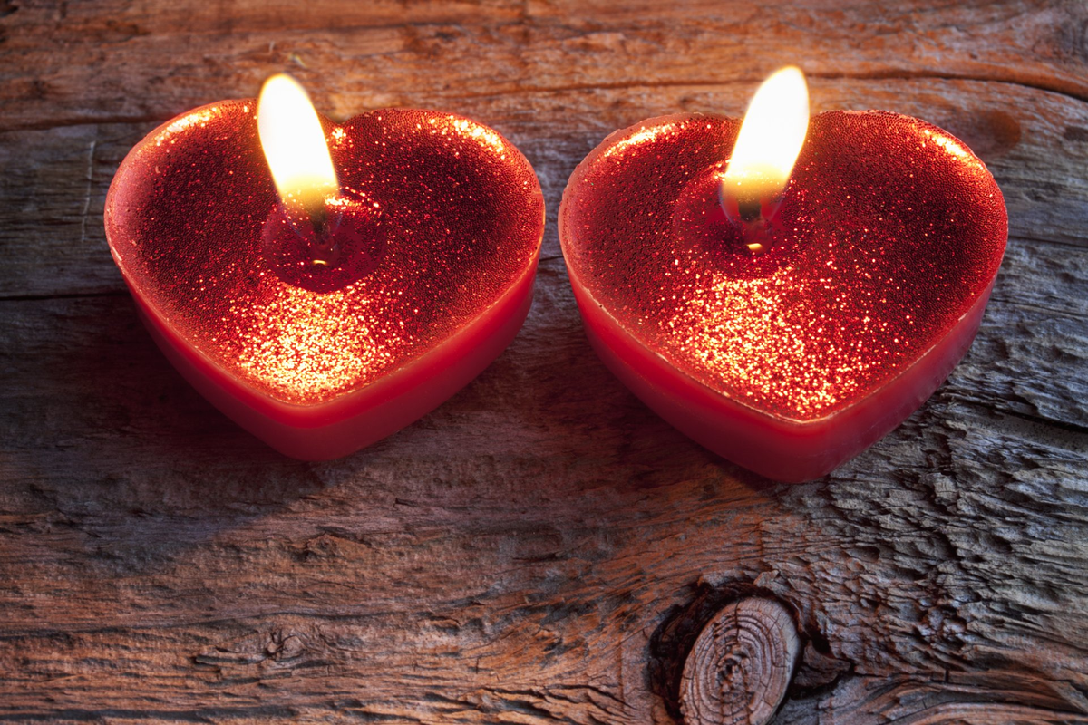 Ритуал на любовь. Романтические свечи. Красная свеча. Красивые свечи. Свечи сердечки.