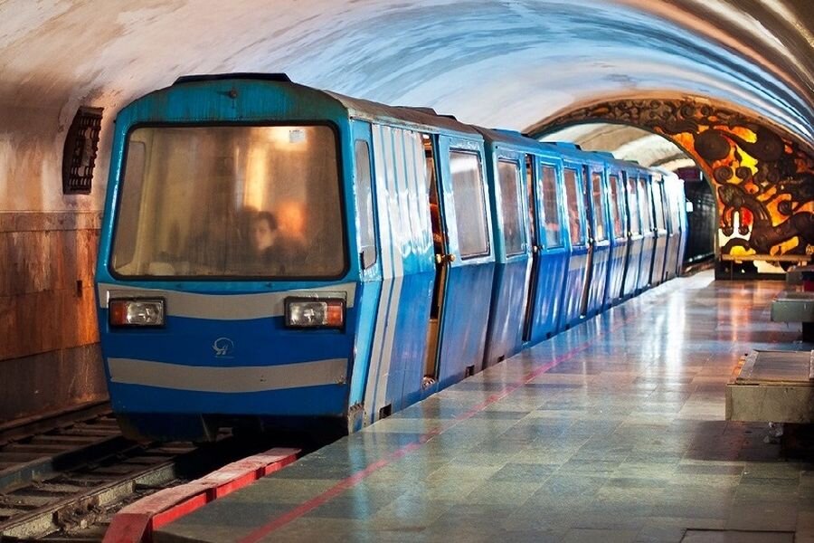 Та еще электричка :) Печально как то улыбается.