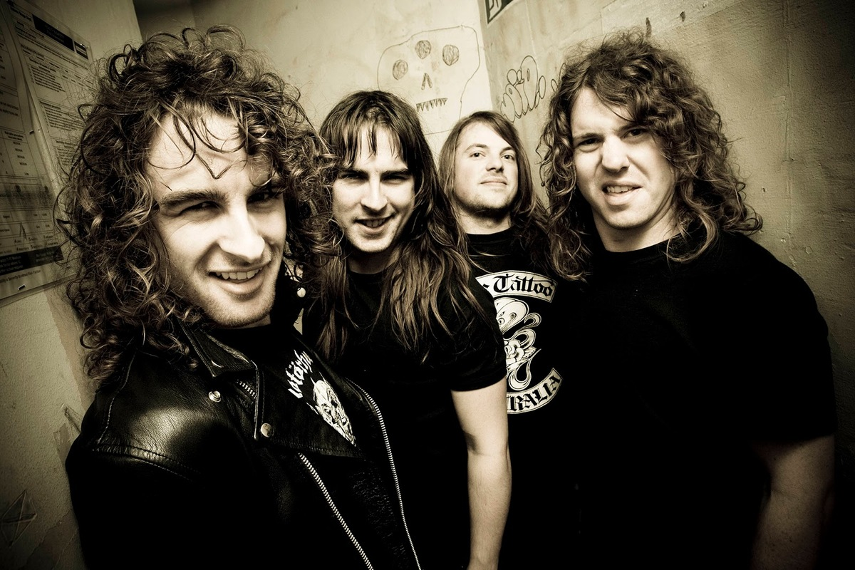 Прослушать полностью песню. Airbourne исполнитель группа. Группа Airbourne foto. Airbourne ready to Rock 2004.