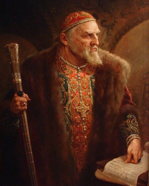 Царь Иван грозный положил руку на Указ.