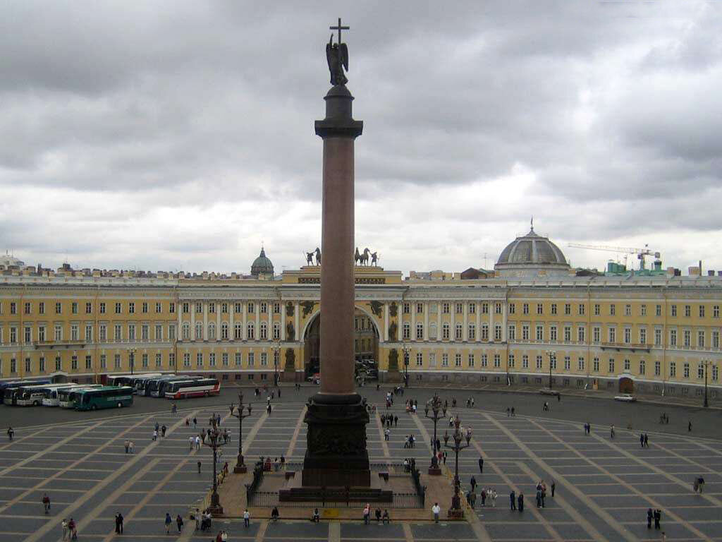 Памятник в питере на дворцовой площади