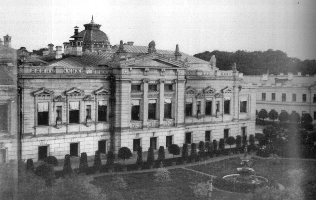 Городская усадьба Н. Д. Стахеева на Новой Басманной в Москве с фонтаном «Богиня ночи» - 1900-1914. Фото: Архив ЦИГИ.