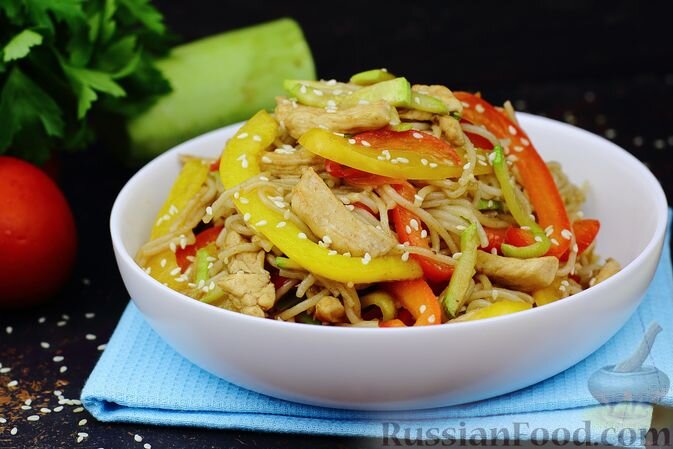 фунчоза, куриное филе, кабачки, перец болгарский красный, перец болгарский желтый, перец красный стручковый, соус соевый, кунжут, масло растительное, соль