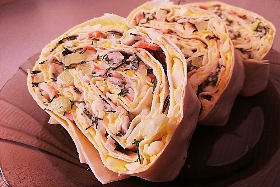 Рулет из лаваша с огурцами и крабовыми палочками