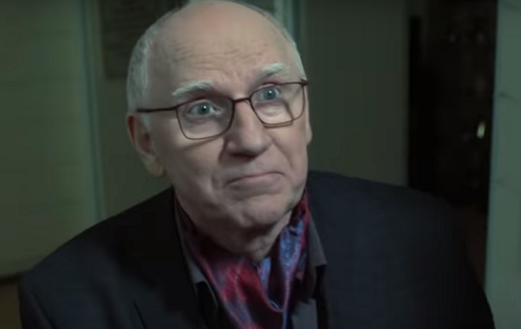    Дед обещает Насте вернуть ей свободу и деньги, если она продержится в провинции полгода