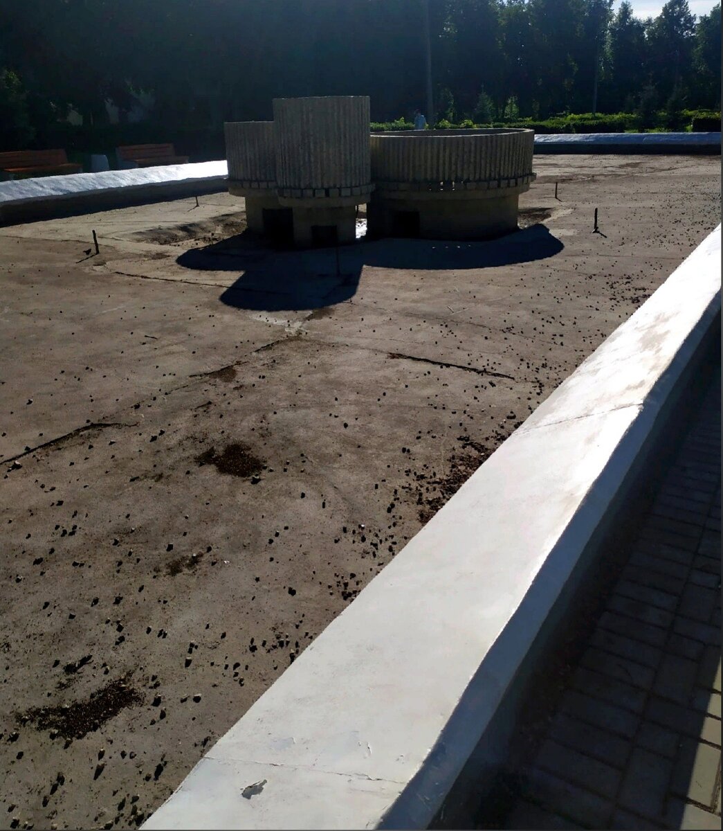 А этот фонтан ремонтировали и включали весной, а летом видимо не сезон.