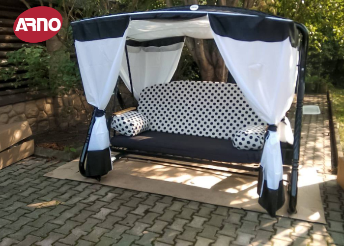 На фото: садовые качели "Кокетка" горох