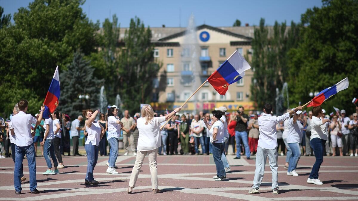    Горожане на праздновании Дня России на главной площади Мелитополя© РИА Новости / Алексей Майшев