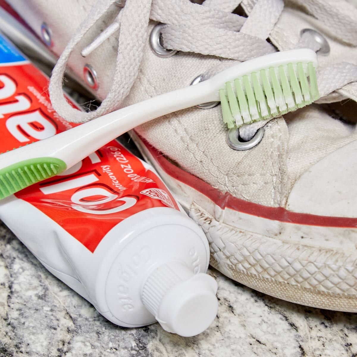 Чем можно почистить подошву. Зубная паста для кроссовок. Чистка кроссовок зубной пастой. Зубная паста для белой обуви. Паста для очистки подошвы кроссовок.