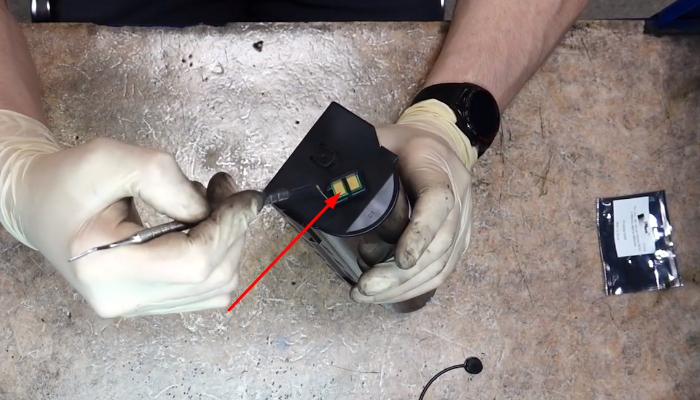 Фото 11. Расположение фиксаторов каретки, в которой расположен чип