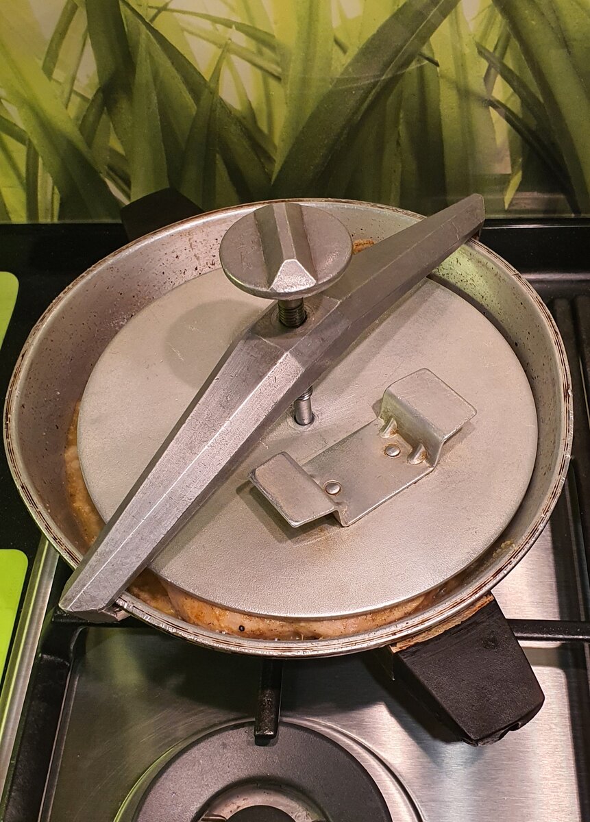 Сковорода с винтовой пресс-крышкой