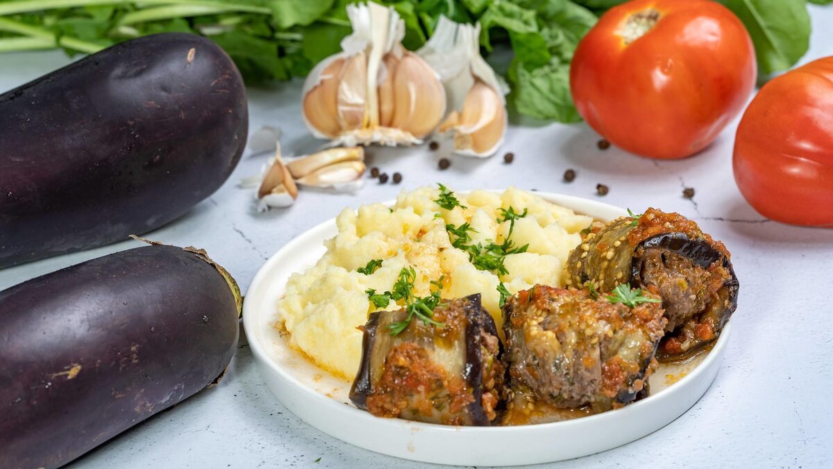    Мясные котлеты в баклажанных слайсах и заливке на сковороде