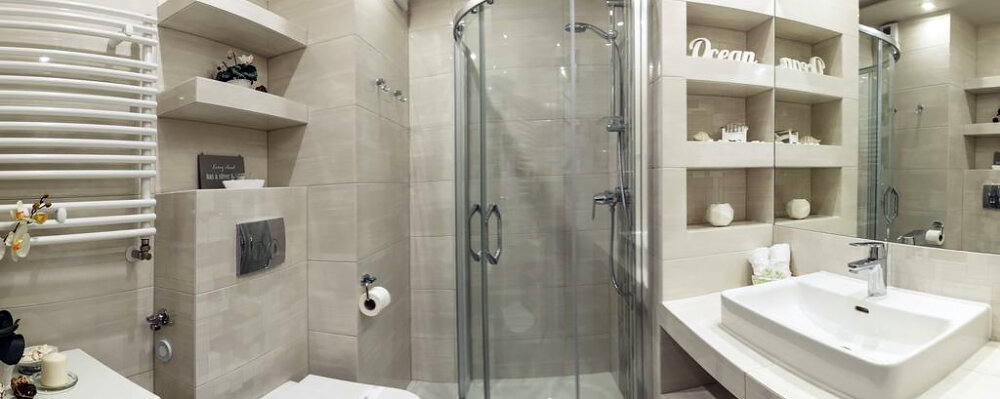 Что может испортить оригинальный интерьер в ванной комнате? Конечно – бросающиеся в глаза элементы инженерных коммуникаций. Давайте разберёмся, как спрятать трубы и при этом сохранить доступ для обслуживания системы.

Для этих целей в дизайне современных ванных комнат чаще всего используется маскировочный короб. В его основе лежит каркас, который выполняется из оцинкованных металлических направляющих (вертикальных и горизонтальных). Затем каркас обшивается, и готовая конструкция идёт под финишную отделку.

СОВЕТ Перед тем, как начать работы, проверьте состояние труб и соединительных деталей, убедитесь в их надёжности, проверив все коммуникации на утечки и скрытые дефекты.