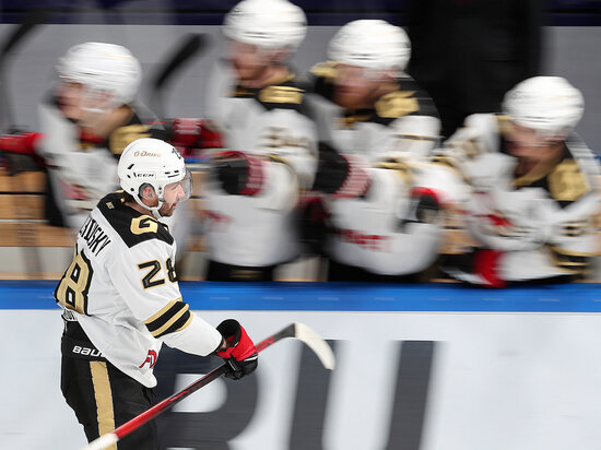     Сергей Толчинский в игре с "Ак Барсом" в плей-офф-2022. Фото пресс-службы ХК "Авангард"